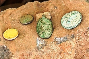 Быховские археологи нашли нательный образок Барколабовской Божьей Матери
