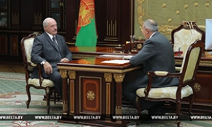 От ситуации в экономике до футбола — Лукашенко принял с докладом Румаса