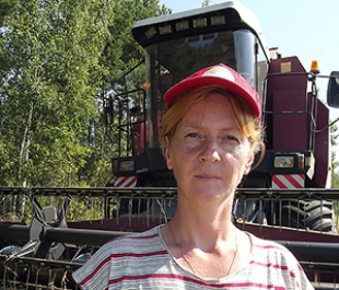 В Быховском районе заведующая фермой села за штурвал комбайна