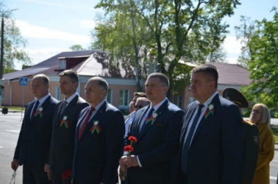 Быховчане возложили цветы к памятному знаку в честь 65-летия Победы и братской могиле советских воинов и партизан