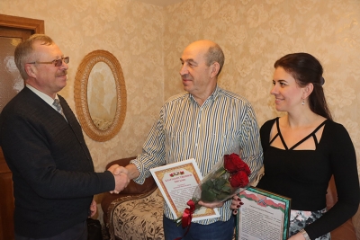Поздравления с 75-летием принимал ветеран труда Валерий Авхачев