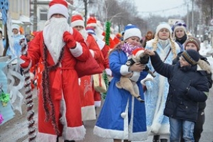 Шествие Дедов Морозов прошло по центральной улице Быхова