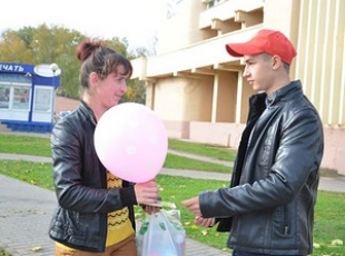 Активисты «БРСМ» поздравили быховчанок с Днем матери