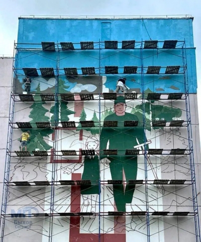 Масштабный уличный арт-объект на лесную тематику создается на стене дома №5 в Быхове