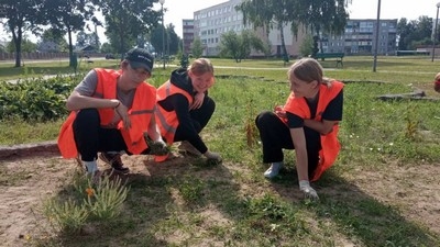 Юные быховчане пробуют себя в профессии рабочего зеленого строительства