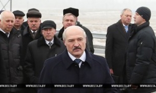 Лукашенко поручил разработать план по реконструкции автомобильных дорог местного значения