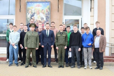 9 апреля в кинотеатре &laquo;Родина&raquo; города Быхова состоялась торжественная церемония &laquo;В армии служить &mdash; почетно&raquo;