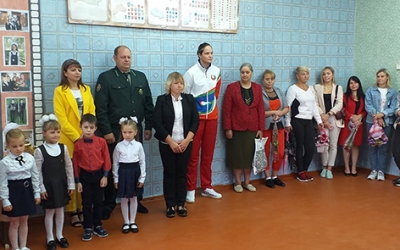 Бронзовый призер юниорского ЧМ Алина Никитенко вручила подарки первоклассникам Ворониновского УПК