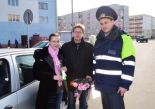 В Быхове инспекторы ГАИ поздравляли женщин за рулем
