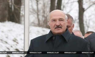 Лукашенко поручил в 2017 году вернуть среднюю зарплату на уровень $500