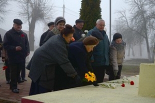 Быховчане возложили цветы к памятнику Ленина в День Октябрьской революции