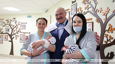 Семейный капитал, бесплатное ЭКО, поддержка материнства. Как Лукашенко решает демографический вопрос