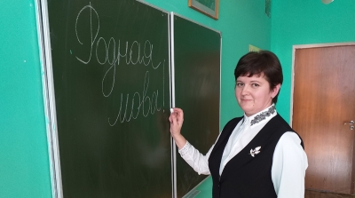 Настаўніца Таццяна Блажыеўская распавядае вучням цікавыя факты аб родным беларускамоўным слове