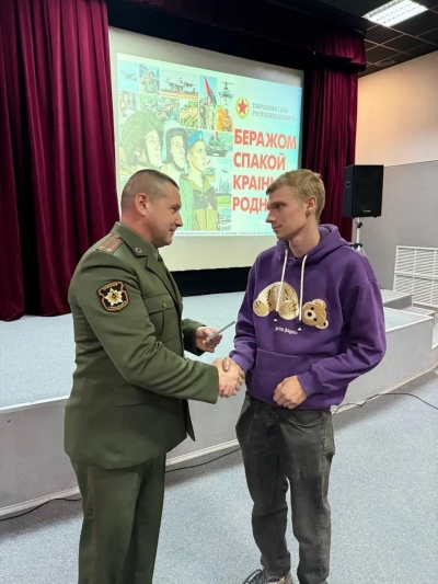 В Быхове состоялось торжественное вручение повесток призывникам
