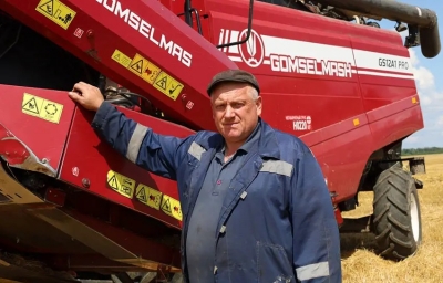 Тракторист-машинист ОАО &laquo;Володарский&raquo; Дмитрий Денисенко: &ldquo;В этом году с уборкой непросто, но мы справляемся&rdquo;