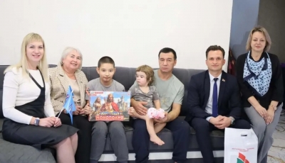 В Быхове поздравили многодетного отца, который один воспитывает четверых детей