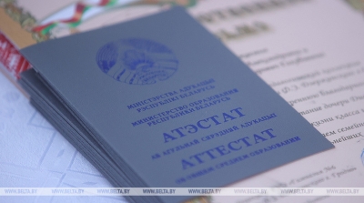Золотые и серебряные медали в Минской области получили 693 выпускника