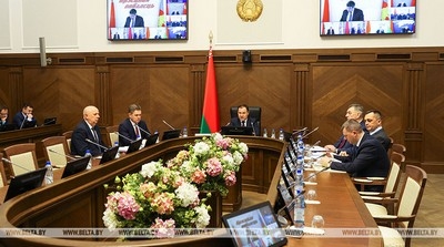 Головченко потребовал принять меры для реализации директив о развитии ЖКХ и стройотрасли