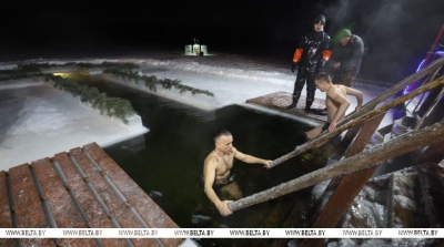 С чистой душой и твердой верой. Православные верующие окунаются в крещенские купели