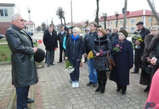 В День Октябрьской революции быховчане старшего поколения собрались у памятника Ленину