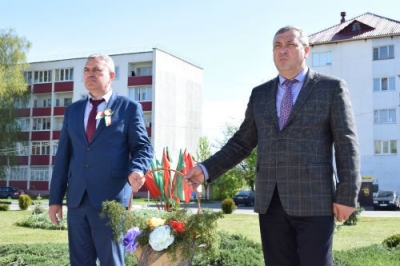 Торжественное возложение цветов и гирлянд состоялось на площади Красовского