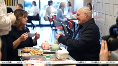 Лукашенко 8 марта приехал в один из ресторанов сети "Мак.бай" и продегустировал местное меню