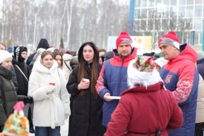 На районном празднике Масленицы председатель райисполкома Александр Киселёв пообщался с молодежью