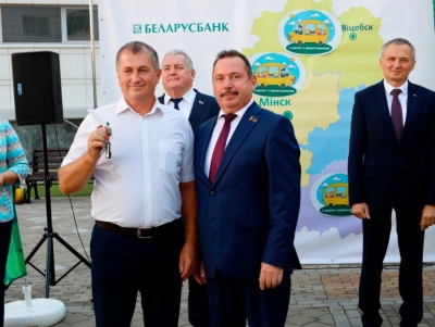 Ко Дню знаний «Беларусбанк» пополнил автопарки шести сельских школ новыми автобусами