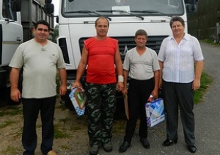 Водители ОАО «Новобыховский» Александр Прокопенко и Николай Кузьмичев первыми на Быховщине перевезли тысячу тонн зерна