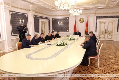 Лукашенко поручил при необходимости предоставлять IT-секторам предприятий условия работы, как в ПВТ