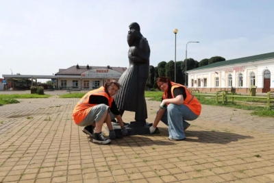 Экологический отряд &ldquo;Новаторы&rdquo; наводит порядок на привокзальной площади