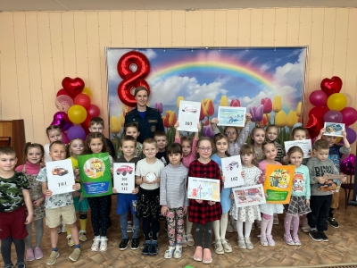 Безопасность с улыбкой: инспектор Быховского РОЧС в гостях у дошколят