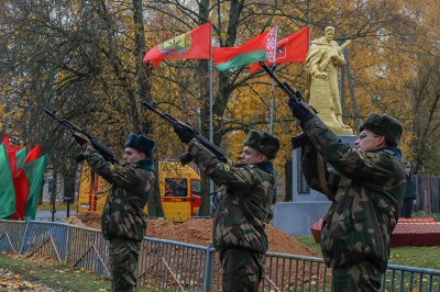 В деревне Никоновичи перезахоронили останки советских воинов