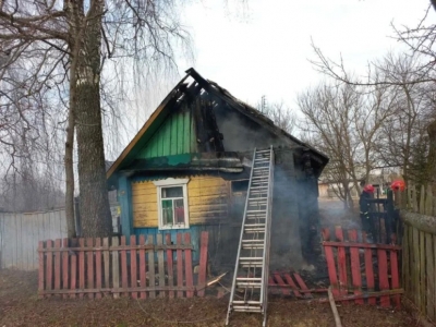 В Быховском районе загорелся нежилой дом