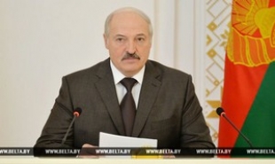 Лукашенко поручил привести в порядок местные дороги за три-четыре года