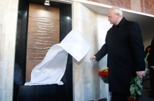 В Минске почтили память жертв взрыва в метро и открыли мемориальный знак
