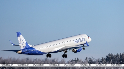 "Держите высокую планку и с уверенностью смотрите в будущее". Лукашенко поздравил коллектив "Белавиа"